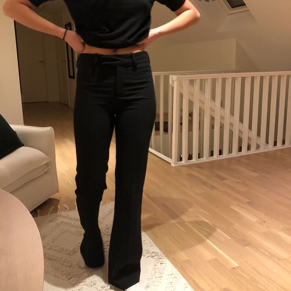 Snygga svarta kostymbyxor från Zara i väldigt bra skick. En utsvängd modell med en jättefin passform. Sitter perfekt på mig som är 170cm. Första bilden är lånad✨✨✨ buda, eller köp direkt för 400kr. Jeans & Byxor.