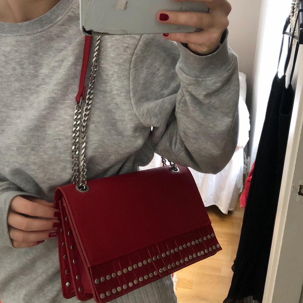 En skitsnygg väska från zara! Denna köpte jag för kanske 3 år sedan och har använt max 5 gånger. Inuti och utanpå är den lika ren som när den köptes. Det är två fack i väskan och den är inte mjuk eller formbar. Skriv gärna om ni vill ha fler bilder eller om ni har några andra funderingar❤️. Väskor.