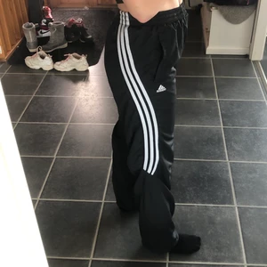 Adidasbyxor - Säljer mina adidasbyxor i storlek XL men de är väldigt små i storleken och passar perfekt på mig som är en S/M🥰 Köparen står för frakten🤩