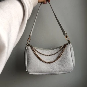 Väska  - Vit fin krokodilmönstrad väska! 💘✨🌸