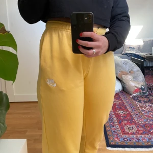 Nike mjukis - Gula Nike mjukis. Fel storlek för mig. För korta o för tajta. Jag brukar ha storlek M. Riktigt snygga. ✨💛💛 nypris runt 500kr