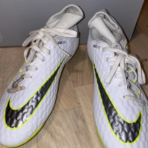 Fotbollskor Nike  - Strl.39 men mer som en 38. Knappt använda🤍