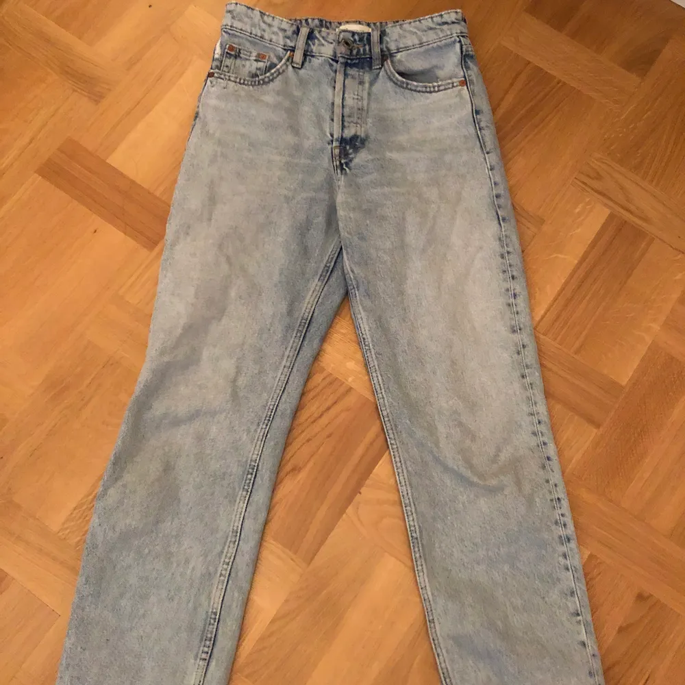 Sparsamt använda Zara jeans. Innermått ben 65 cm. Jeans & Byxor.