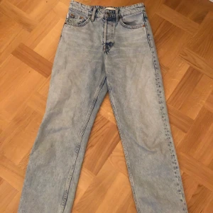 Zara jeans high Rise straight  - Sparsamt använda Zara jeans. Innermått ben 65 cm