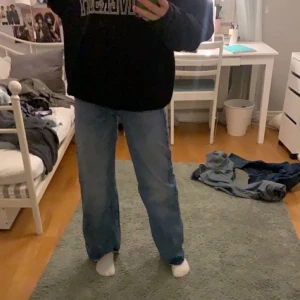 Gina Tricot wide jeans strlk 34 - Säljer dessa sjukt fina Gina tricot jeans eftersom att de inte längre kommer till användning. Väldigt bra skick och de är högmidjade. Sitter jätte bra på mig i längden som är 169 cm. Köpte för 600kr. Börja buda från 250 eller köp direkt för 500 kr. Höj alltid med 10 kr.✨✨✨