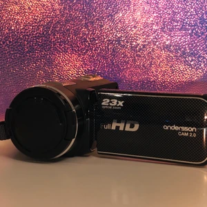 Vlogg Kamera 📷  - Säljer min videokamera som även går o ta bilder med!! Köptes för länge sen men den är fortfarande helt fungerande!🤩 (Köptes för 3000kr)✨Laddare medföljs, men inget simkort!!✨