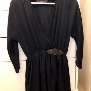 Klänning med pärldetalj - Mörkblå klänning från Zara. Fin djup ringning och detalj i pärlor vid midjan. 