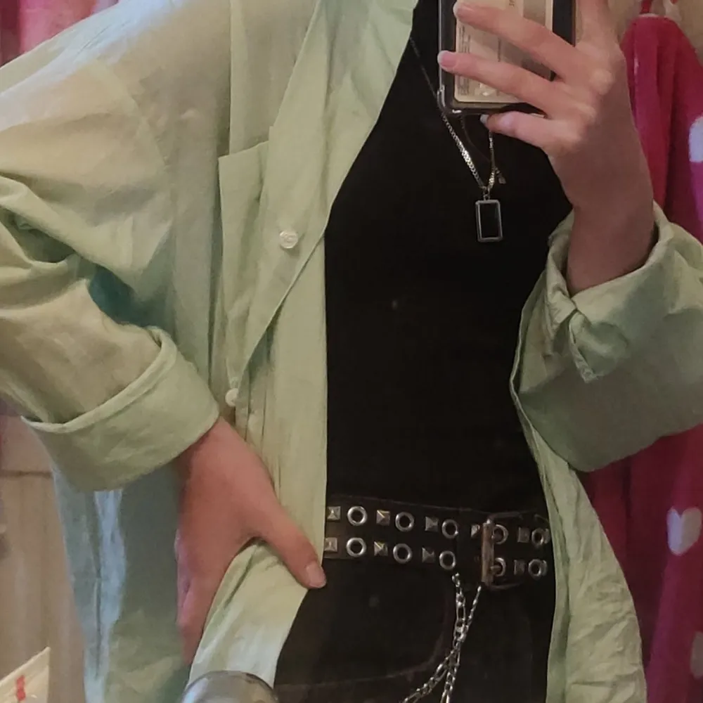 En oversized skjorta från H&M! Strl XXS men skulle verkligen säga att den passar minst XS! Väldigt ljus grön💚 Köpt i sommras och använd och tvättad några gånger! OBS! köparen står för frakten och Priset kan diskuteras ⚠️ Vid frågor eller mer bilder hör av dej🥰. Skjortor.