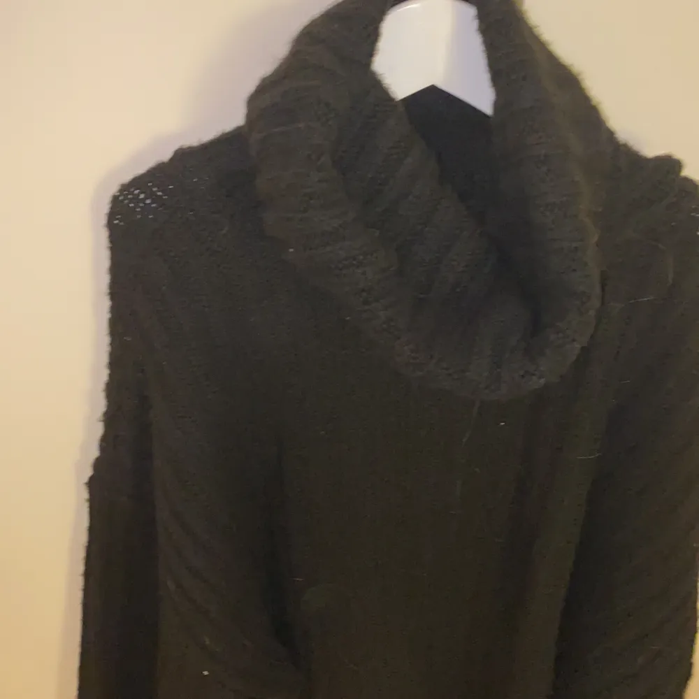 Säljer en svart stickad tröja med polokrage. Det är en croppad modell. Tröjan är använd väldigt lite (2-3 gånger) men är precis som ny. Storlek S och passar mig som vanligtvis bär storlek XS. Buda!💗. Stickat.