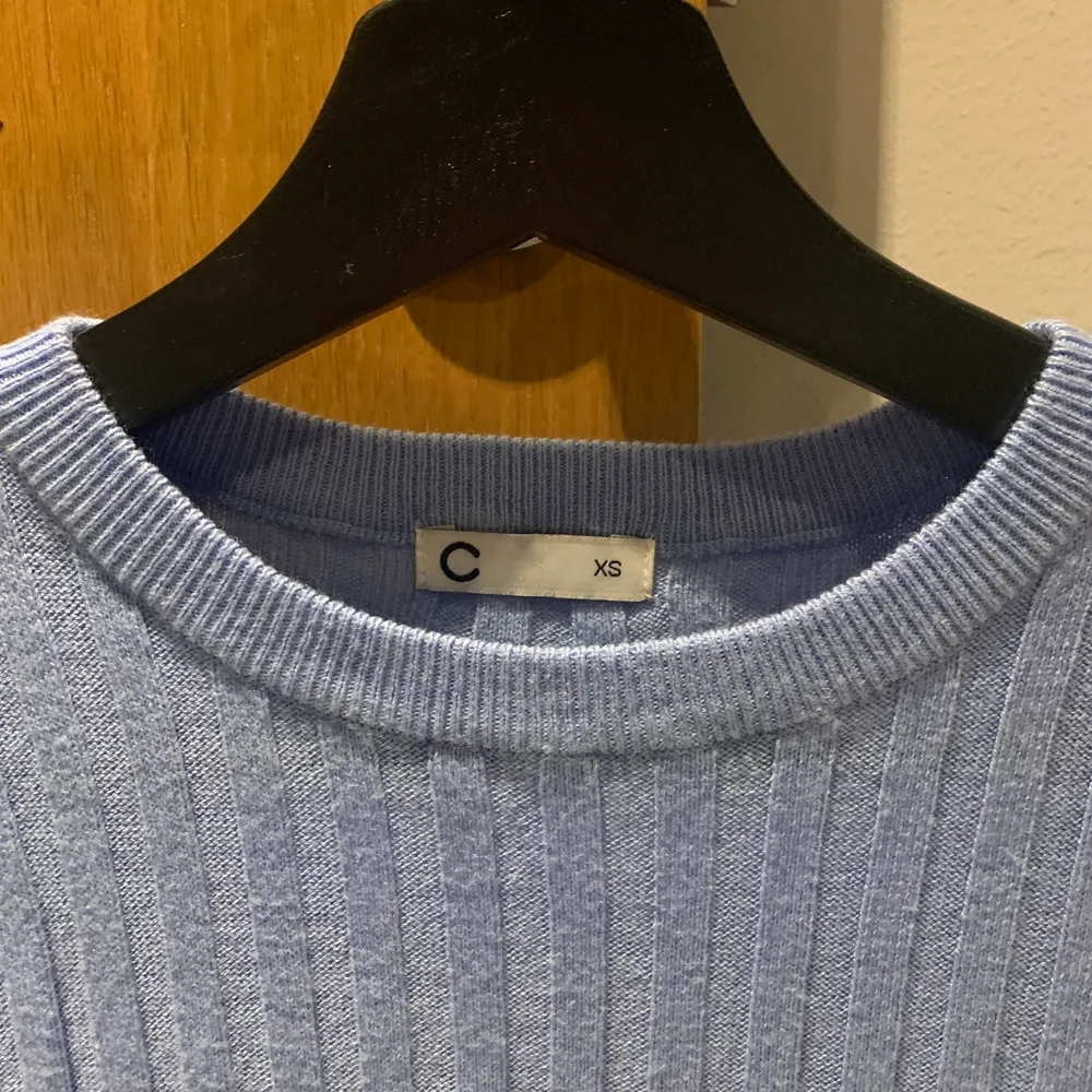 Ljusblå långärmad tröja från Cubus. Fina detaljer på ärmarna. Oandvänd!. Tröjor & Koftor.