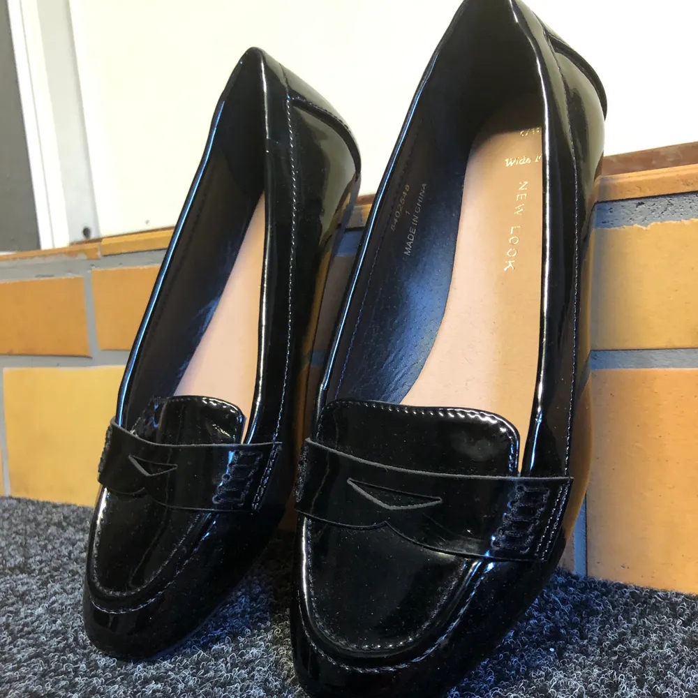 Svarta ”lack” loafers från Asos. Bara provade hemma, aldrig använda. Det är wide fit på dem, känns dock som en vanlig 39 i storlek. . Skor.