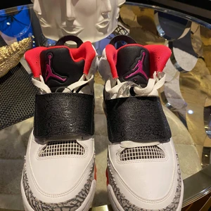 Nike AIR JORDAN son of mars  - I perfekt skick inga repor på skorna. Skorna är köpta 2017 i caliroots. Lådan har jag inte kvar på grund av att den gick sönder. Skostorlek är 41 