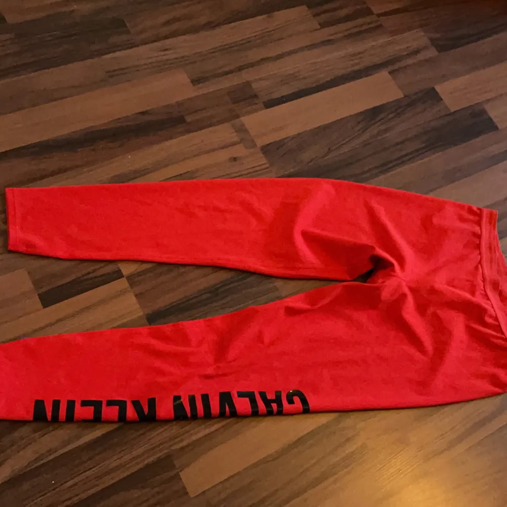 Röda tights med lack text använd Max 5 gånger är som nya❤️ säljer för 200:-. Övrigt.