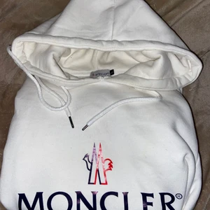Moncler Hoodie Nyskick i princip - Nyskick hoodie från Moncler i nyskick i princip