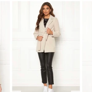 Kappa från Bubbleroom  - Säljer denna kappa i fräscht skick. Hör av vid intresse!