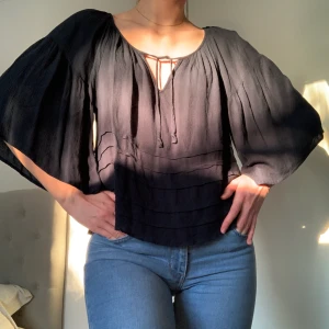 Blus - Marinblå blus från Abercrombie & Fitch i storlek S. Storlekslappen sitter lite löst men i övrigt är blusen i fint skick, använd mycket få gånger 🦋                Kolla gärna in mina andra annonser!