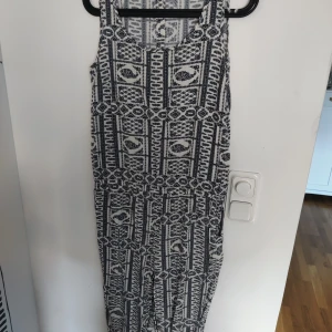 Byxdress Only  - Mönstrad byxdressmed fickor från Only. Använd 1 gång, strl 40 Skickar spårbart med PostNord, köparen står för frakten.