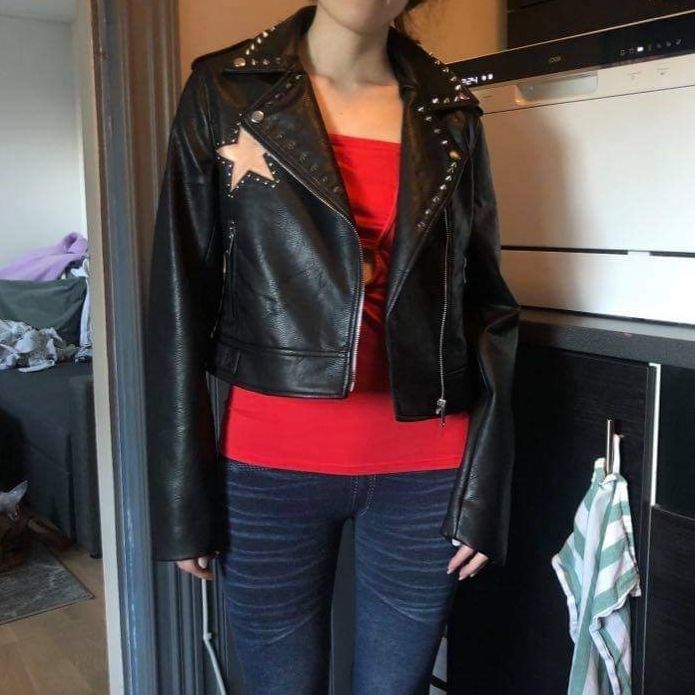 En riktig statement PU-läderjacka från BabeHype! Köpt för 89$+frakt etc. Fint skick! Markerad: S men passar bra på mig som även brukar ha XS-om man tänker att den ska sitta skönt i ärmar osv(beror på önskad passform)-referera till bild 3 där jag bär den. Frakt tillkommer på 50kr(jag står för resten då vi delar på frakten!❤).. Jackor.