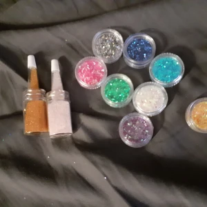 Nåagelglitter och pärlor . Halsband och en guess klockåa - Guess klockan fick jag av mitt ecmx och inte se den som de flesta av mina smycken. Lägger upp mkt mer. ALLT SKA BORT