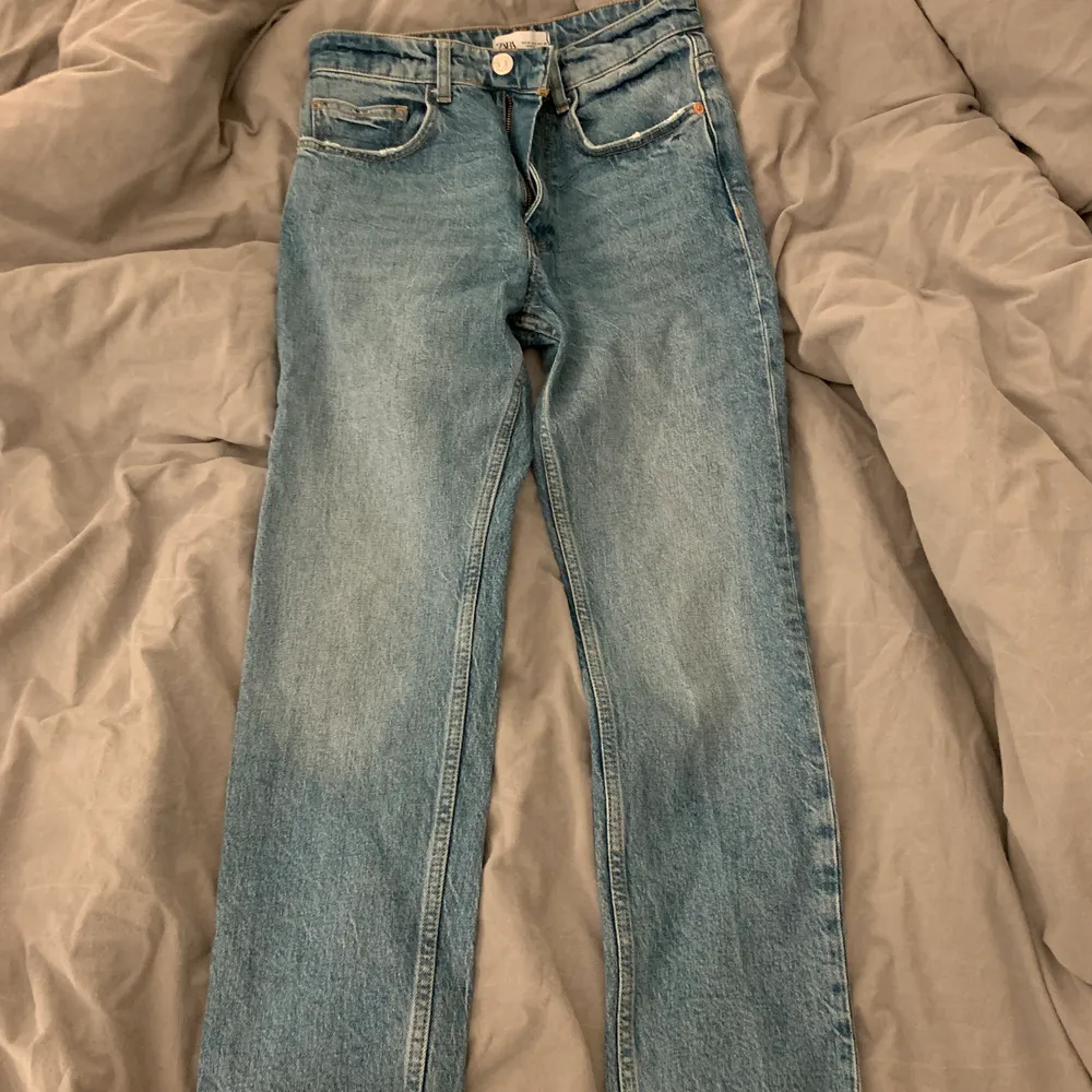 Ett par jeans från zara. De är nästan helt nya då jag hade bara använt 2ggr. Säljer den p g a den var för stor på mig. . Jeans & Byxor.