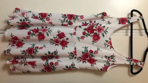 Klänning blommor H&M - H&M klänning. Den är som ny. Använd den bara 1 gång. 