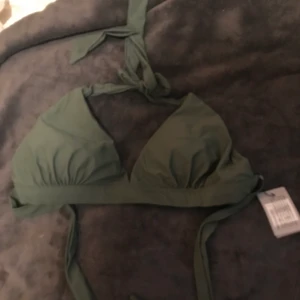 Grön bikiniöverdel - En grön bikiniöverdel ifrån Åhléns . Helt oanvänd med prislapp kvar !✨