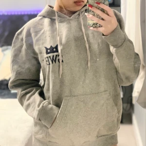 Sweden Hoodie - Grå sweden hoodie från Interco Classic Wear. Passar perfekt som oversized hoodie.