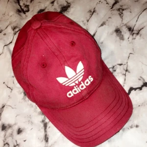 Adidas keps - Mörkröd adidas keps köpt på adidas i Stockholm används aldrig orginal pris 300