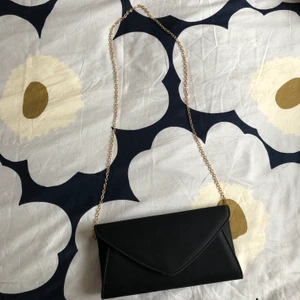 ANNA FIELD Väska - Supersnygg kuvertväska, endast använd en gång på bal. Ca 26x13cm, 115cm guldkedja. Kedjan kan tas bort enkelt (se bild)! Riktigt bra och ”hårt” material, får plats ganska mycket pga att den är ganska bred! Möts upp eller så står du för frakt ⚡️❤️