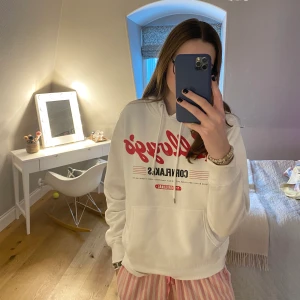 Hoodie från H&M - Slutsåld hoodie från H&M. Strl M. (Fläcken på tröjan är från spegeln). 