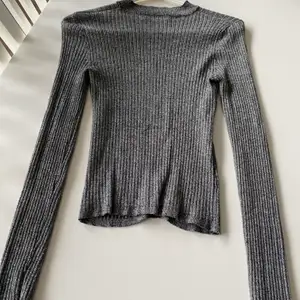 Snygg grå tröja som sätter sig perfekt på kroppen. Framhäver brösten för dem som gillar det:) använd några gånger men sitter verkligen super snyggt på! 