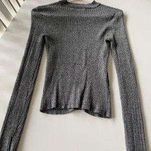 Grå tröja som formas snyggt på kroppen - Snygg grå tröja som sätter sig perfekt på kroppen. Framhäver brösten för dem som gillar det:) använd några gånger men sitter verkligen super snyggt på! 