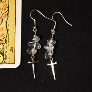 Örhängen kristall  - Örhängen med silvriga dolkar och äkta bergskristall! Krokarna är nickelfria. 