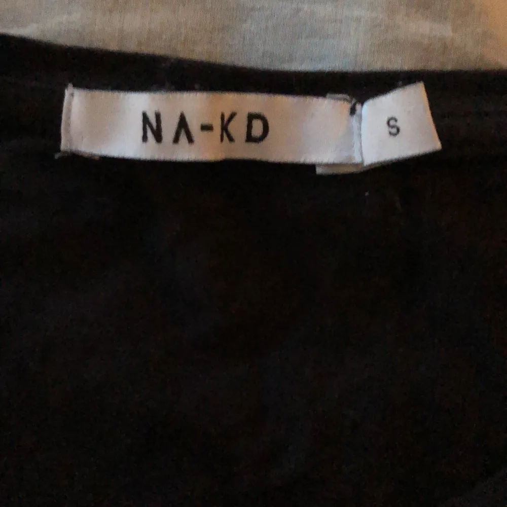 Säljer min nakd t-shirt som är i storlek S. Den har volanger i kanterna på ärmarna. Säljer för 150 kr. T-shirts.