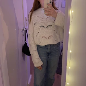 Vit stickad tröja från Gina  - Vit stickad tröja från Gina tricot gillar inte stickat så mycket men den är för fin för att slänga så ska försöka få den såld.