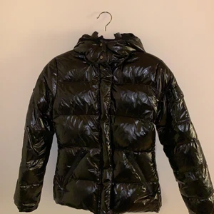 Jacka från Wolff Wear - Jättefin dunjacka från märket Wolff Wear. Liknar den populära moncler jackan. Använd bara ett fåtal gånger. Jättefint skick på den. Nypris 1995:-      Buda eller köp den direkt 500