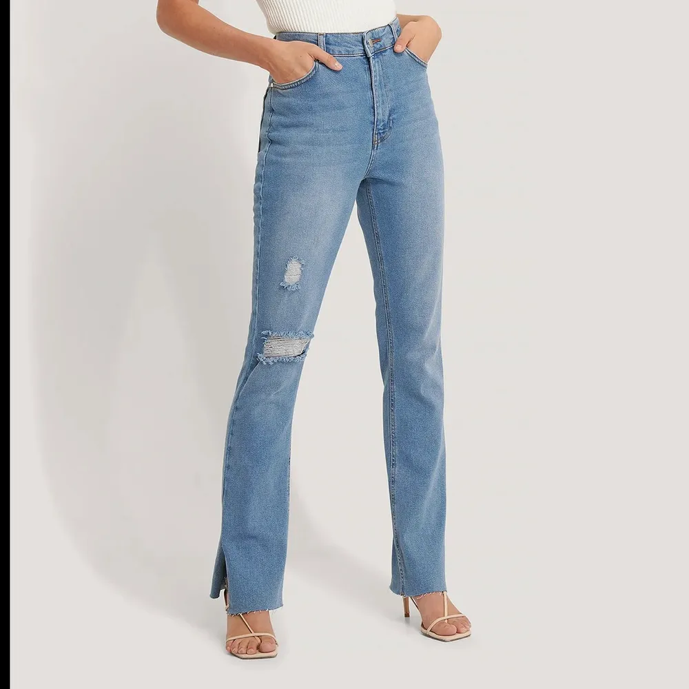 Säljer dessa jeans från AFJ x NAKD i stl 38. De sitter som en normal 38, men jag som egentligen skulle behöva en stl 34 i midjan är de lite stora just i midjan, därför jag säljer dem. Endast använda en gång, så de är i nyskick. Skriv gärna för fler bilder/frågor! ⭐️⭐️. Jeans & Byxor.