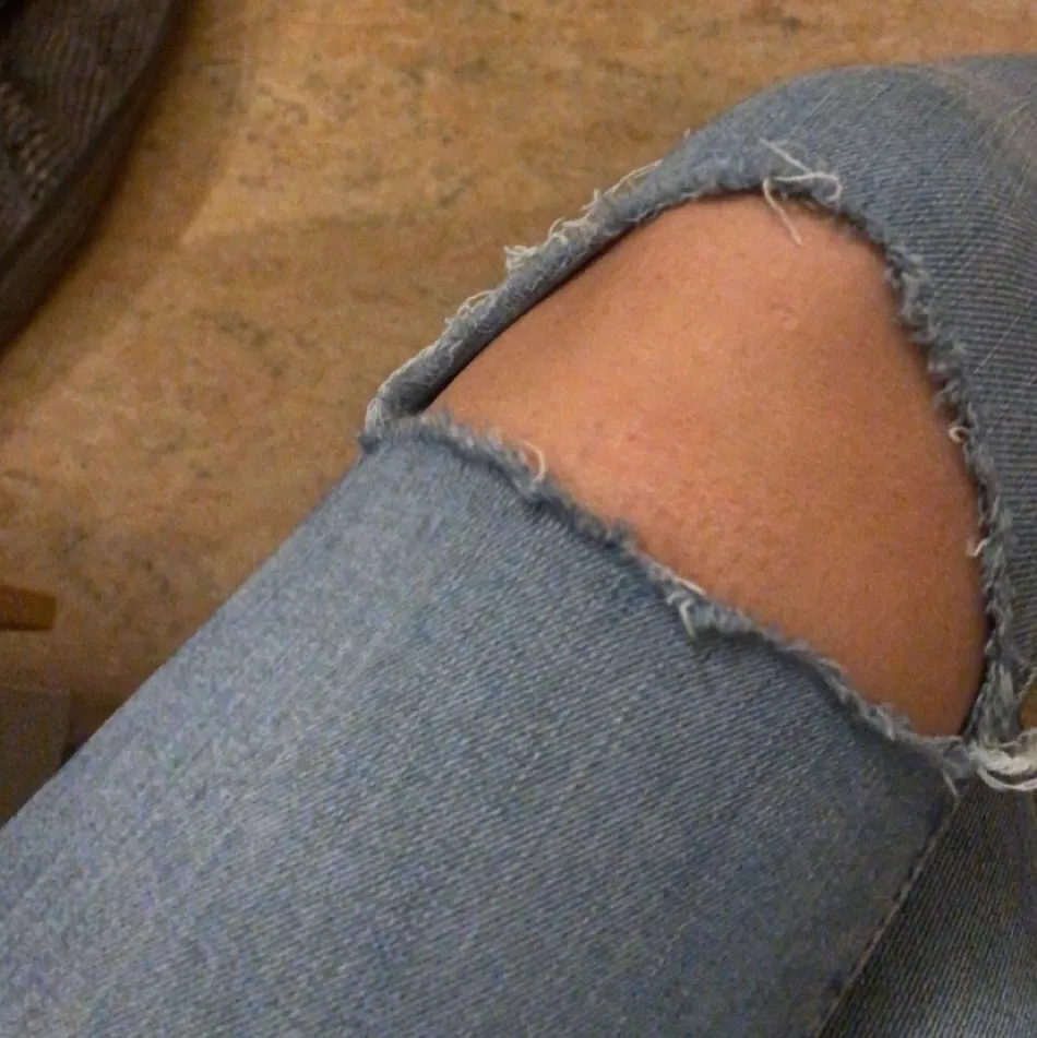 Högmidjade Levis byxor nyköpta använda en gång. Hålen har jag gjort själv. . Jeans & Byxor.