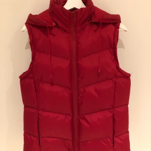 Dunväst - Skitcool röd dunväst. Tjock och varm med avtagbar luva. Buda i kommentarerna, varje bud höjs med minst 10kr. Budgivningen slutar onsdag 20:00. Frakt tillkommer på 66kr. Skickar alltid spårbart om inget annat önskas💗