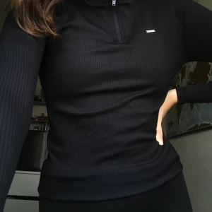 Tränings tröja  - Tränings tröja från Amin. Knappt använd och är i mycket bra skick. Storlek M men är mindre i passformen och sitter därför mer som en S/Xs 