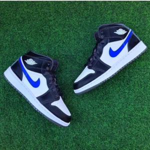 JORDANS RACER BLUE - Säljer mina äkta ”jordans racer blue” i storlek 38,5. Dom är endast använda 2 ggr, Inga märken alls som syns! har användt crease skydd i skorna när jag väll använda dom så inga veck. Köpta: 2000kr, köp direkt: 2300kr, buda från 1500kr, kontakta för mer bilder