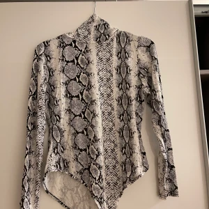 En strech body. - Storlek M kan även användas som L eftersom den är väldigt streshig. 