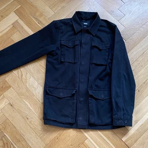 Vans x thrasher - Tja. Säljer denna vans x thrasher jacka. Den är storlek small. Den är gjord i ett jeans liknande material.     