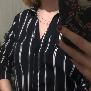 Knappt använd skjorta - Randig skjorta som knappt är använd. Storlek M men jag har vanligtvis S 