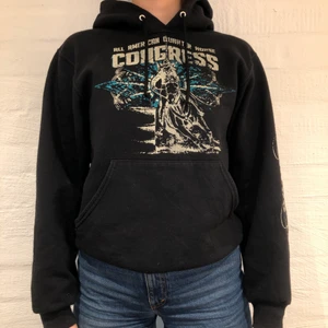Vintage Hoodie Med Tryck - Vi säljer en svart hoodie med coolt tryck på framsida och vänster arm. Priset är 299kr. Den är i storlek S och sitter som en S/M. Personen på bilden är 175 och brukar ha på sig S/M. Inga defekter på hoodien. Kontakta oss på Plick eller vår Instagram @wanderetro. Om flera visar intresse blir det budgivning. Köparen står för spårbar frakt på 66kr. 🤍 BUDGIVNING PÅ 330kr PÅ INSTAGRAM AVSLUTAS ONSDAG 3/2 KLOCKAN 12