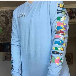 The simpsons tröja - The Simpsons långärmad tröja från H&M. Använd en gång så den är så gott som ny. Alla karaktärer längs ärmarna. Priset är diskuterbart vid snabb affär!!