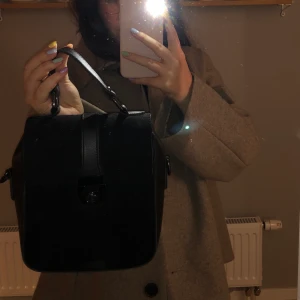 Mocka imitation väska  - Så snygg och trendig väska in mocka imitation. Har både ett handtag och ett band som går att justera. Säljer då jag har för många och använder den inte tillräckligt mycket 🌟 Skicka ett DM eller skriv i kommentarsfältet 🌸