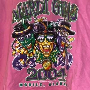 Beyond retro T-shirt  - En helt oandvänd t shirt ifrån beyond Retro hemsida🥰 den är i storlek L och är väldigt stor i armarna tyvärr men själv t shortsen är sjukt cool och passar perfekt till ett par straight jeans🥰 köptes för 299kr och säljs för 150kr inkl frakt