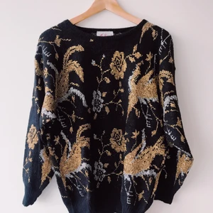 Unik stickad tröja med blommig metallic mönster - Superfin unik stickad tröja med blommigt metallic-mönster (guld & silver). Passar strl XS (oversized) - L. 