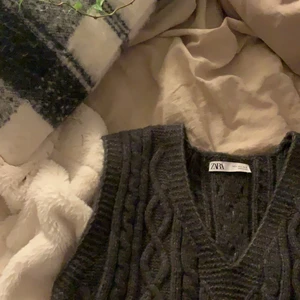 Zara väst - Säljer en super fin zara väst, säljer pga att den tyvärr inte kommit till användning💞 men därför inga tecken på tidigare användning💗